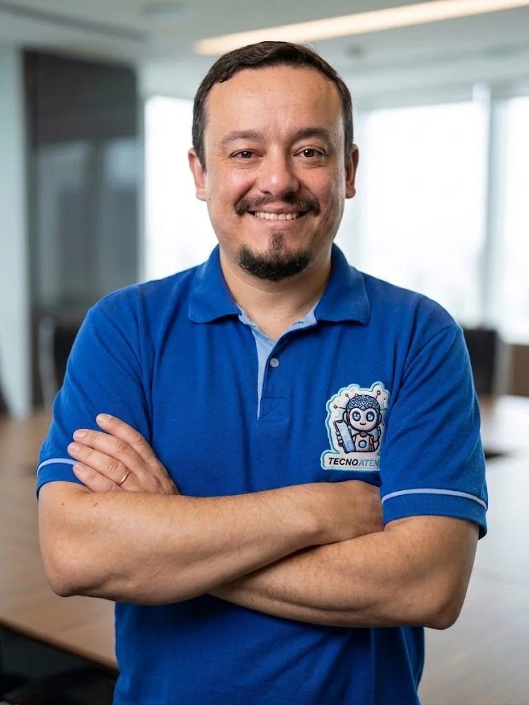 Marcelo Grecco, fundador da TecnoAtende, de braços cruzados com a camisa azul da empresa